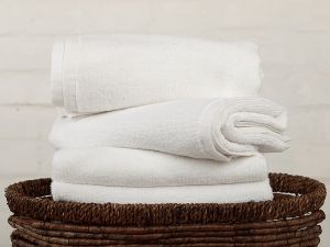 Ve světlé barvě velmi kvalitní  ručníky a osušky Jerry, | osuška bílá, rozměr 70x140 cm., ručník bílý, rozměr 50x100 cm.