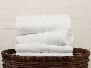 Do koupelen či bazénů kvalitní ručníky a osušky Profod, | osuška bílá, rozměr 70x140 cm., ručník bílý, rozměr 50x100 cm.